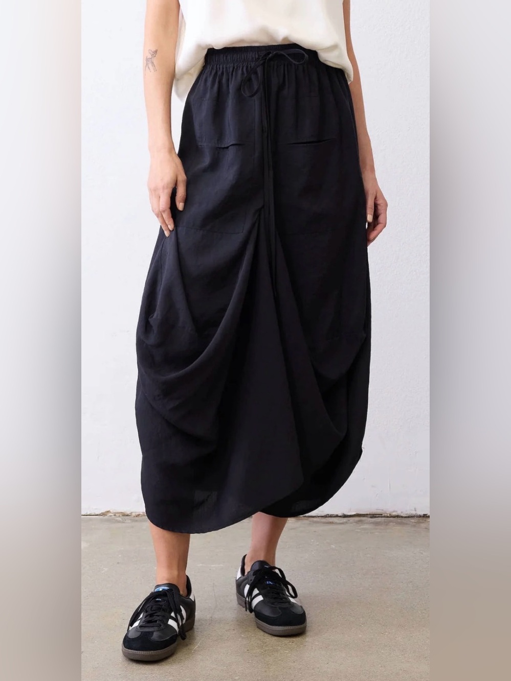 Ruti The Light Poplin Go-To Skirt Black Drapey Elastic Waist Pockets Size Large - Picture 2 of 11